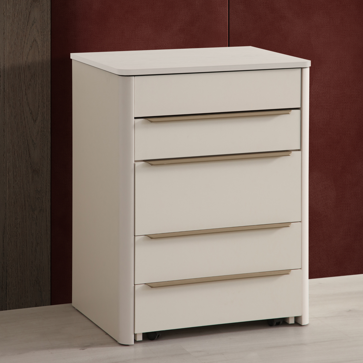 شوفنيرة إيفانا باللون الكريمي