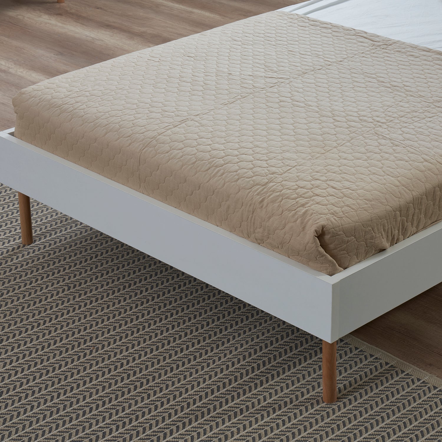 غرفة نوم مورفي باللون الأبيض