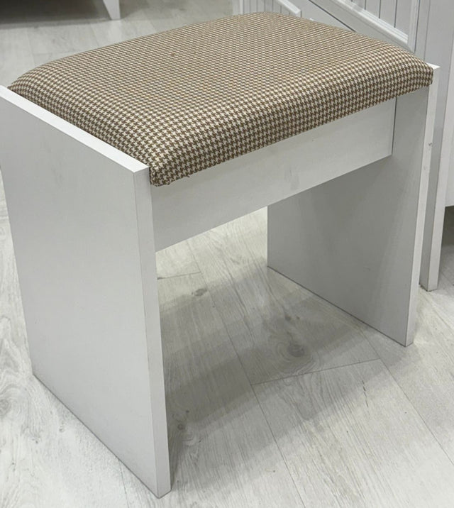 كرسي تسريحة لودريك باللون الأبيض والخشبي | من هاي بوينت