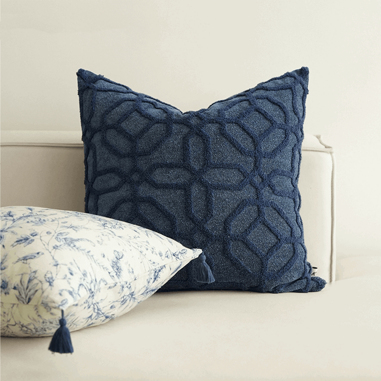 وسادة مزخرفة