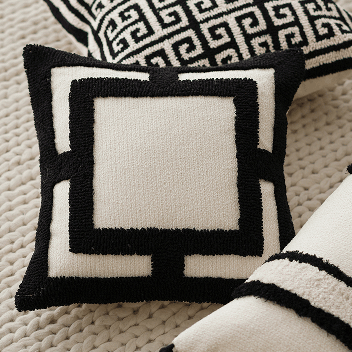 وسادة مزخرفة