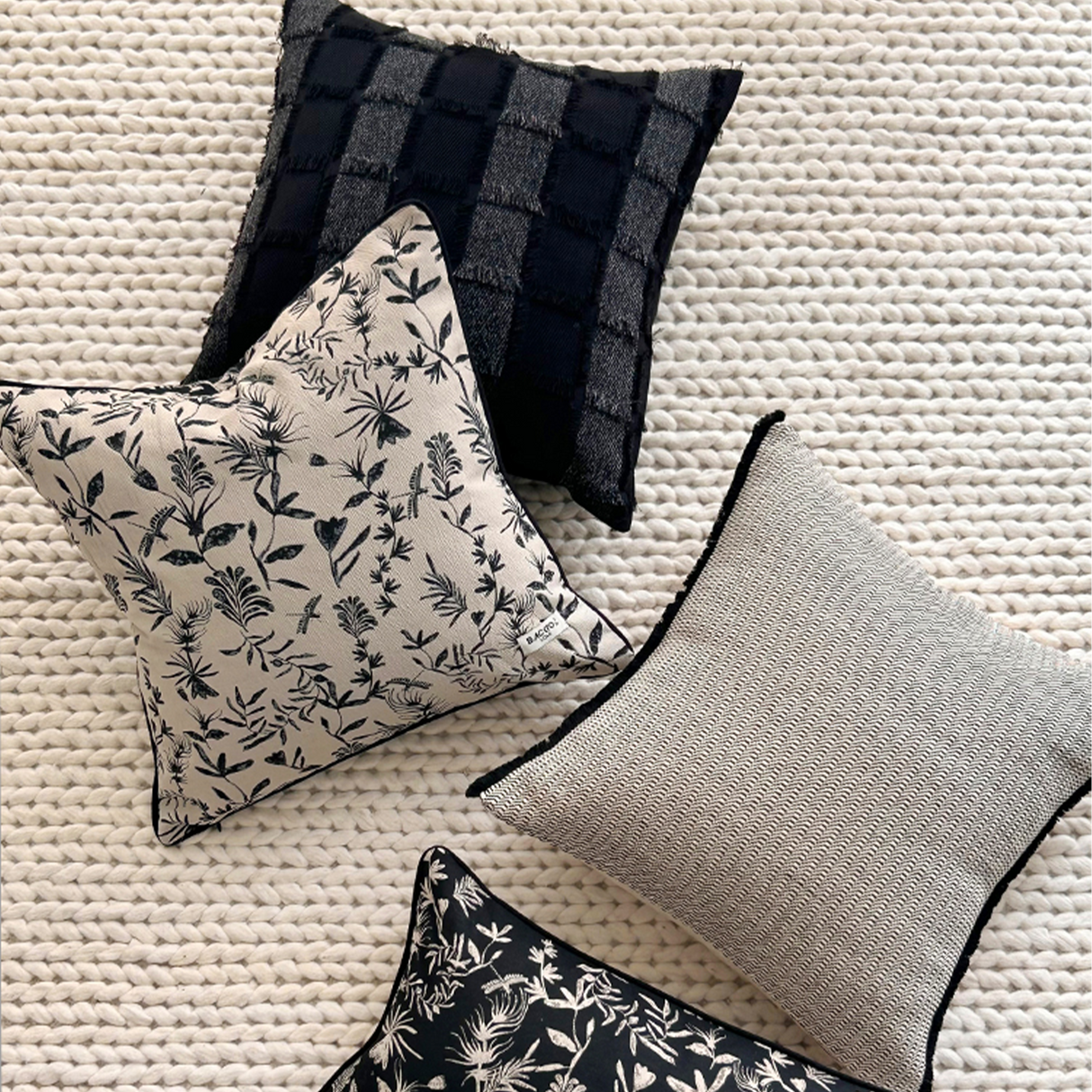 وسادة مزخرفة