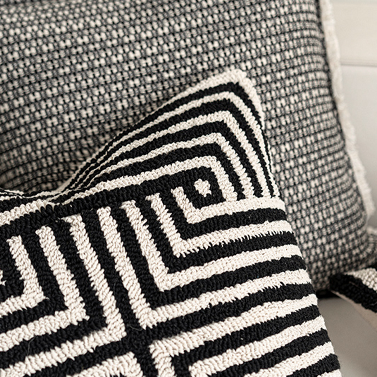 وسادة مزخرفة