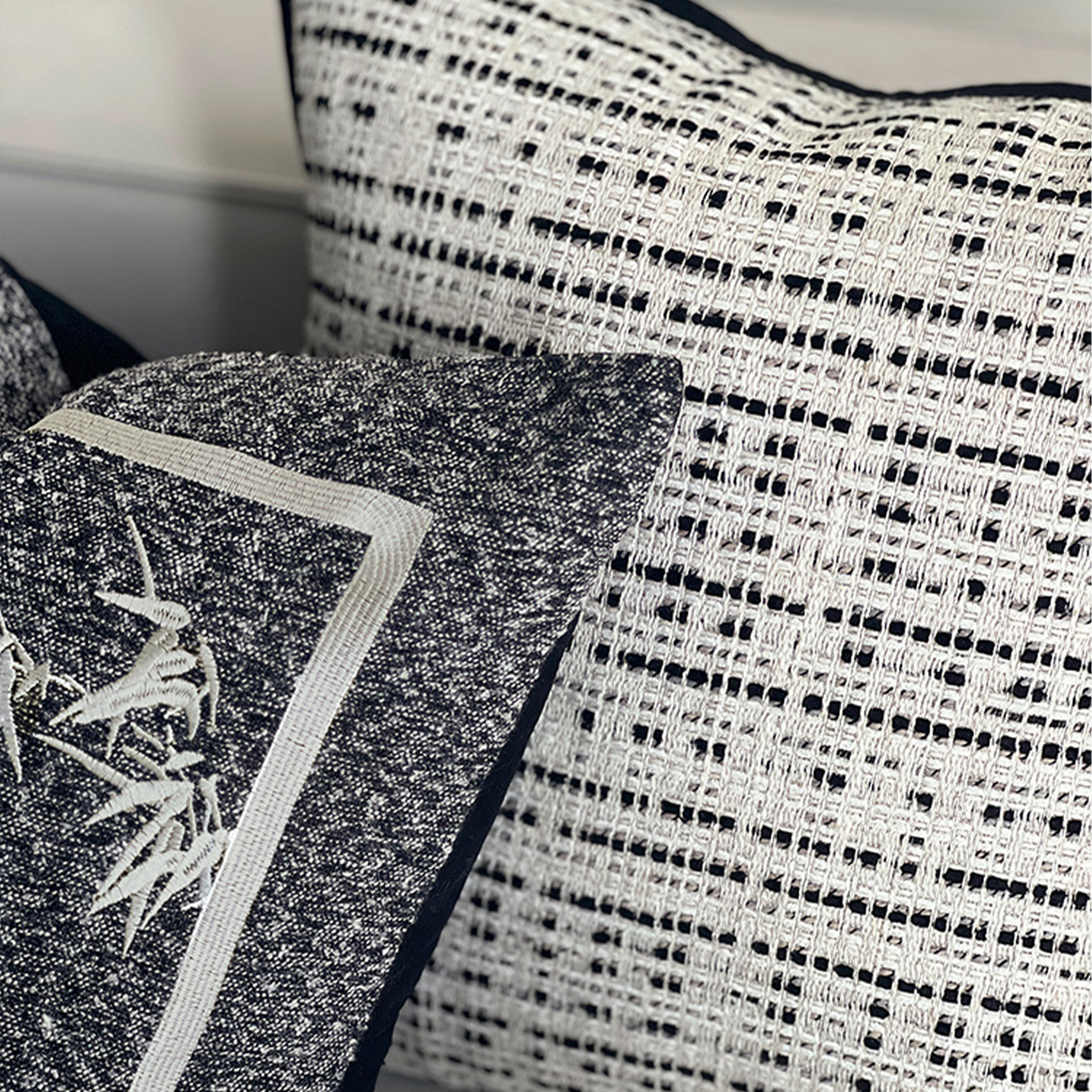 وسادة مزخرفة