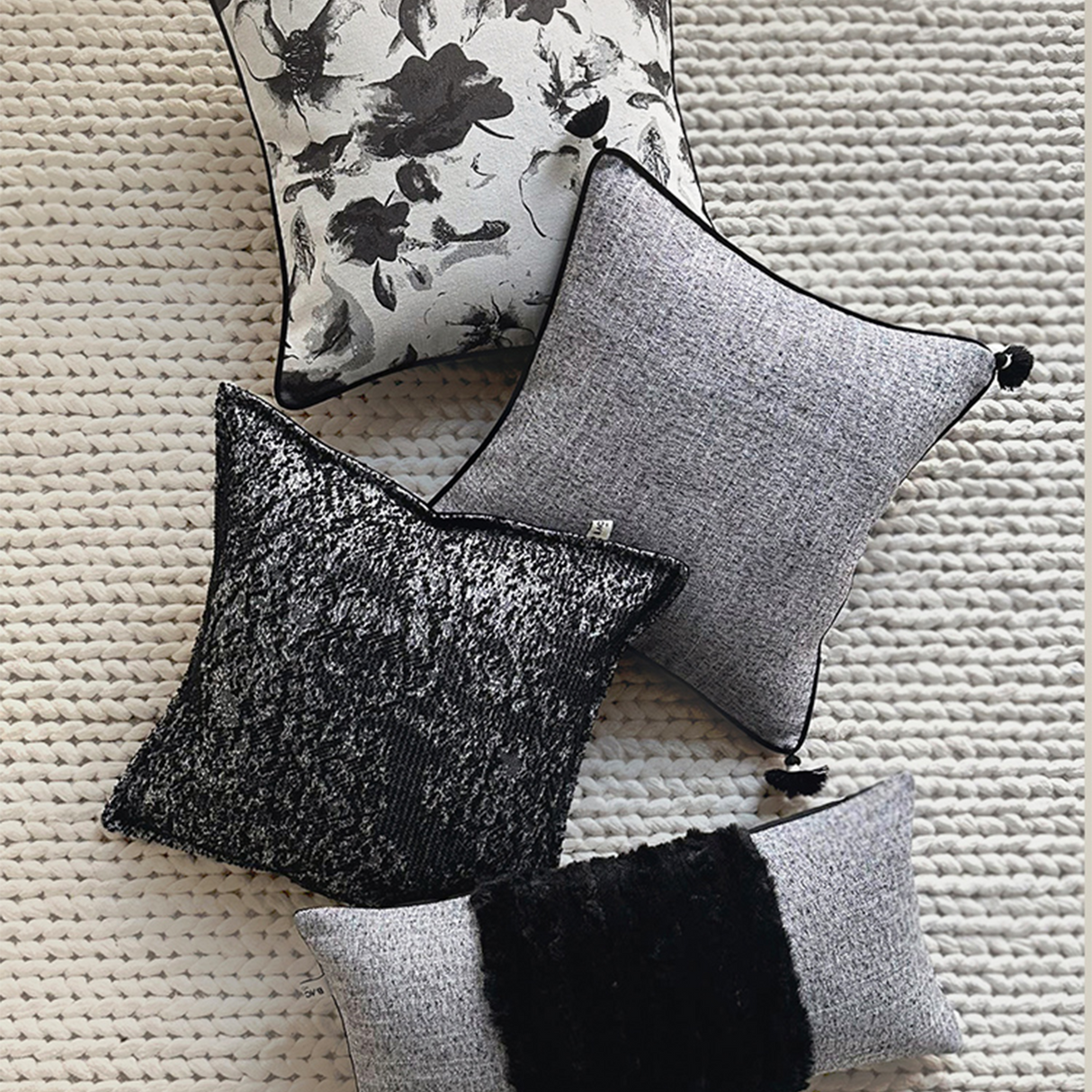 وسادة مزخرفة