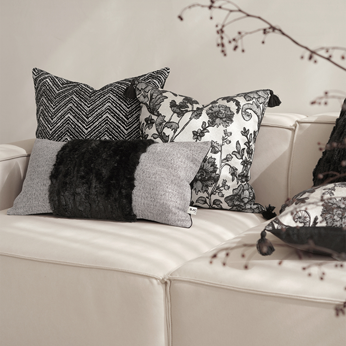 وسادة مزخرفة