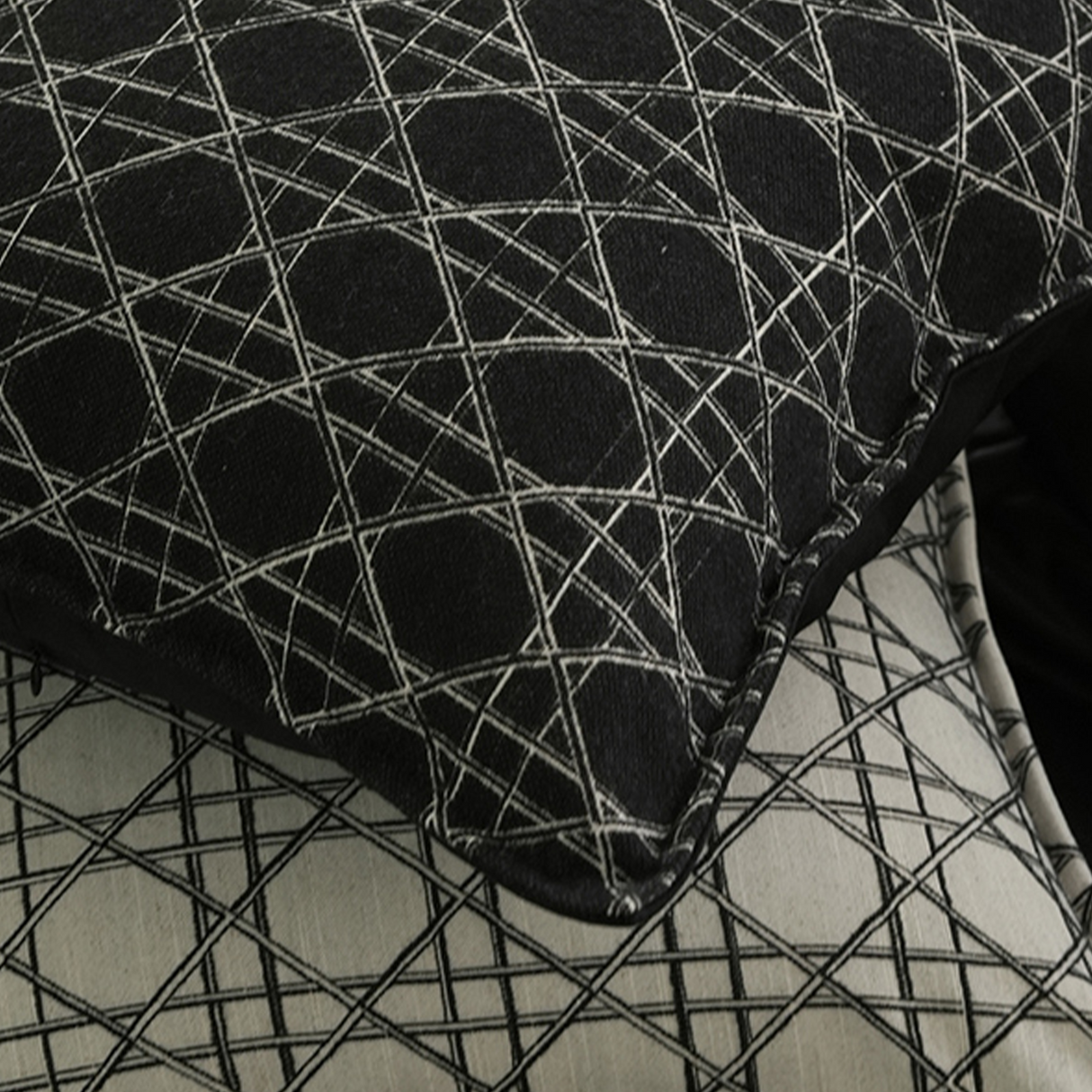 وسادة مزخرفة