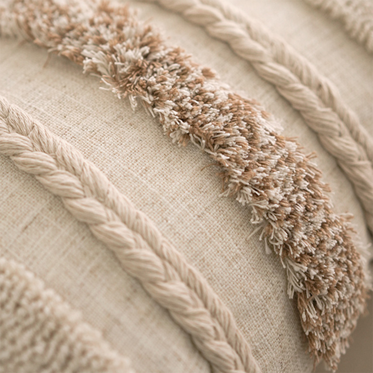 وسادة مزخرفة