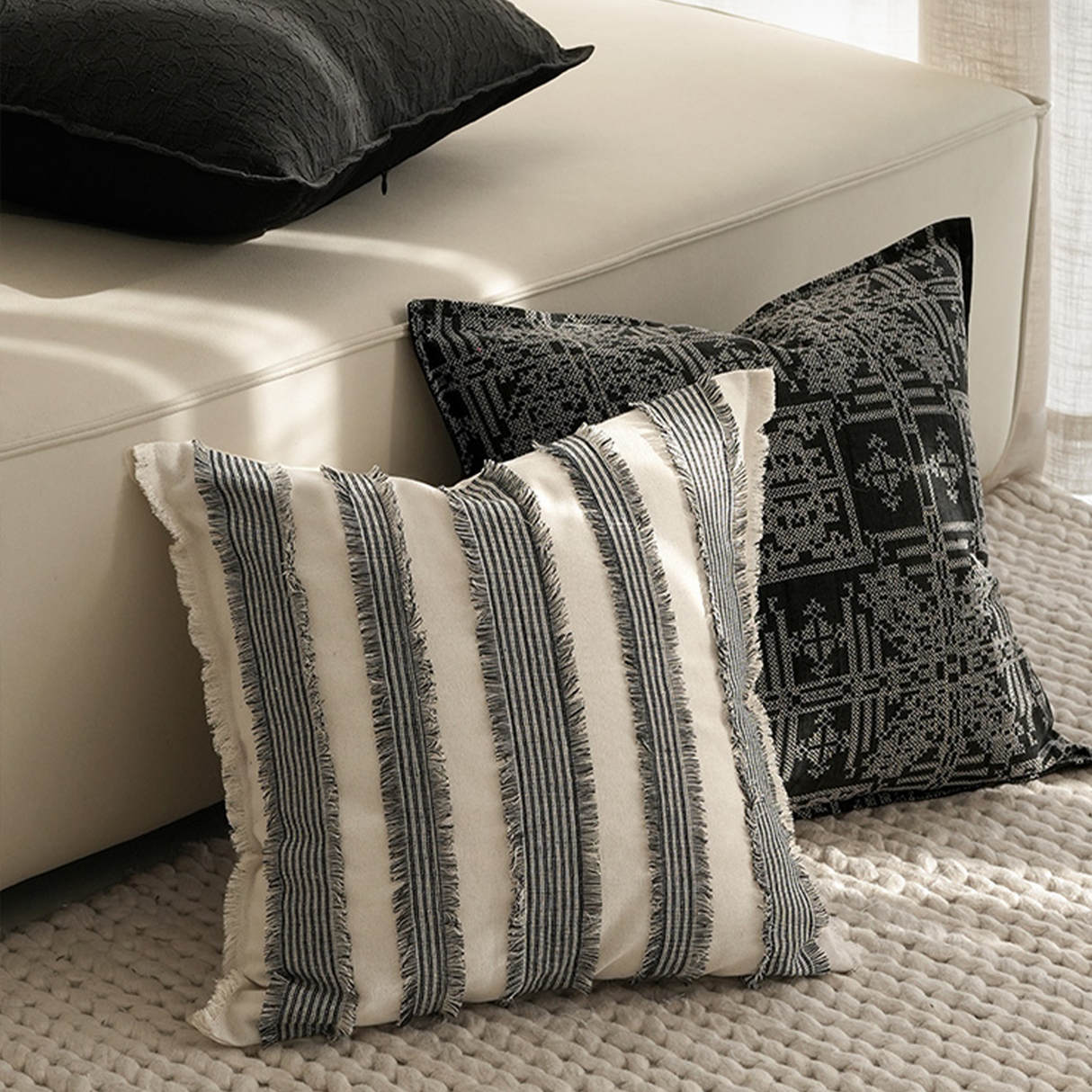 وسادة مزخرفة