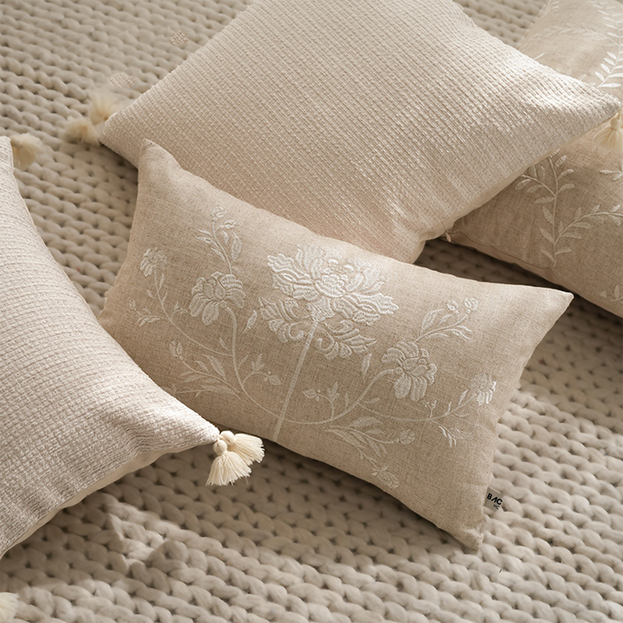 وسادة مزخرفة