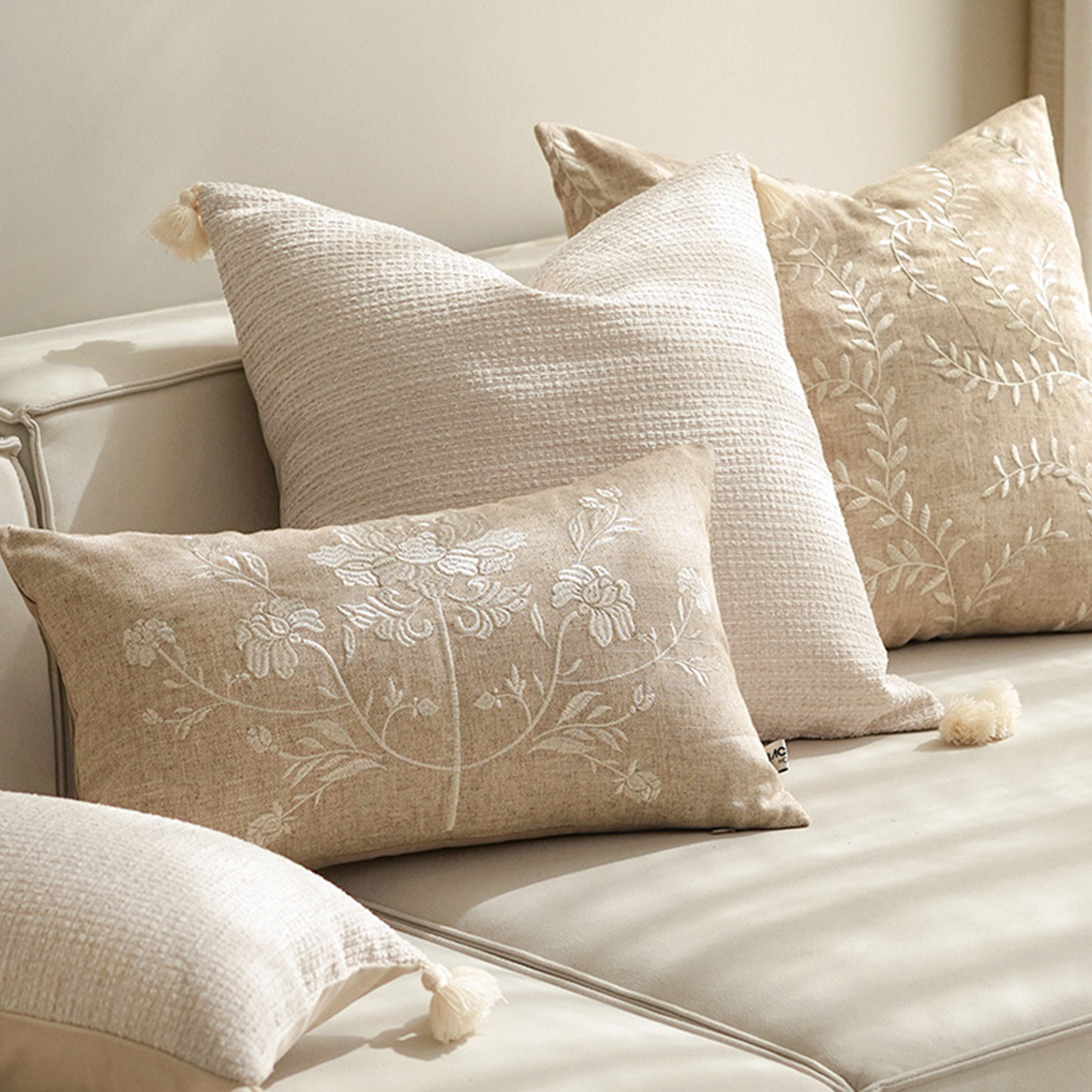 وسادة مزخرفة