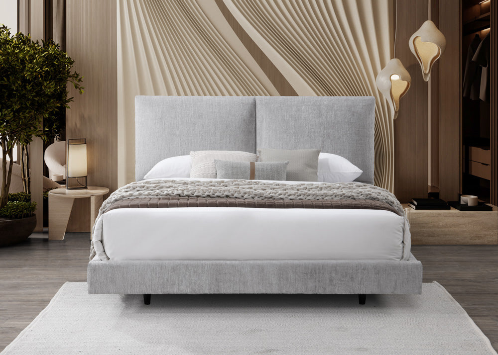 سرير باللون الكريمي