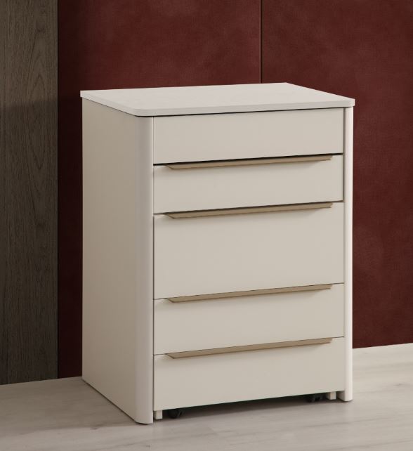 شوفنيرة إيفانا باللون الكريمي