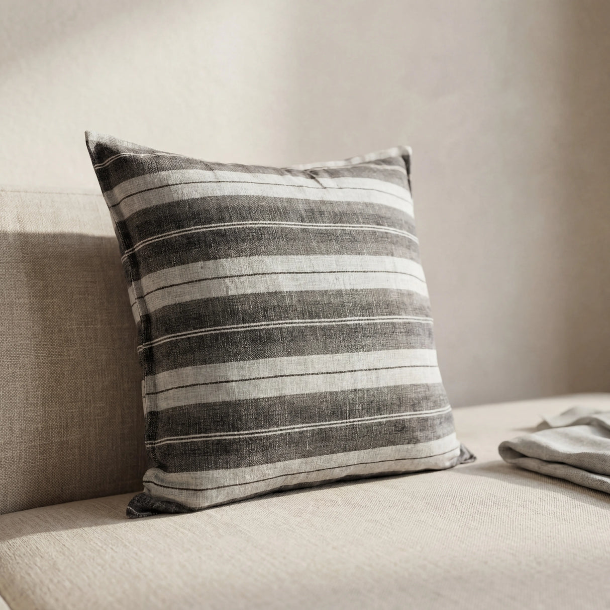 وسادة مزخرفة