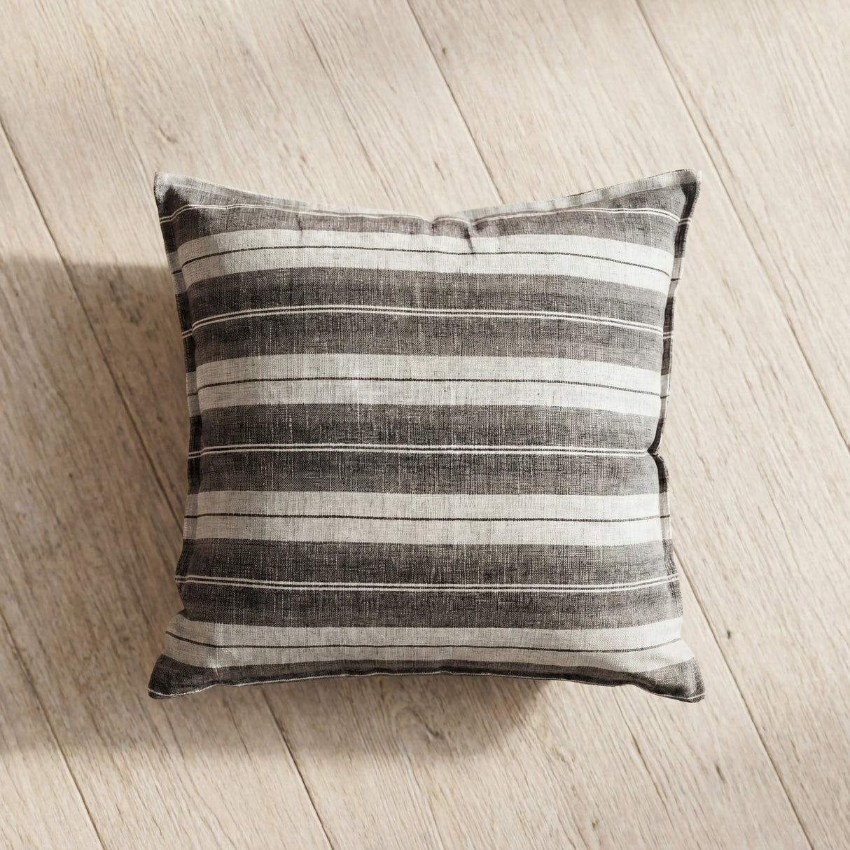 وسادة مزخرفة