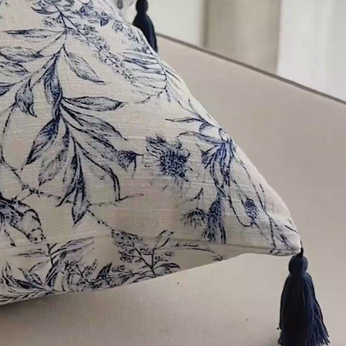 وسادة مزخرفة